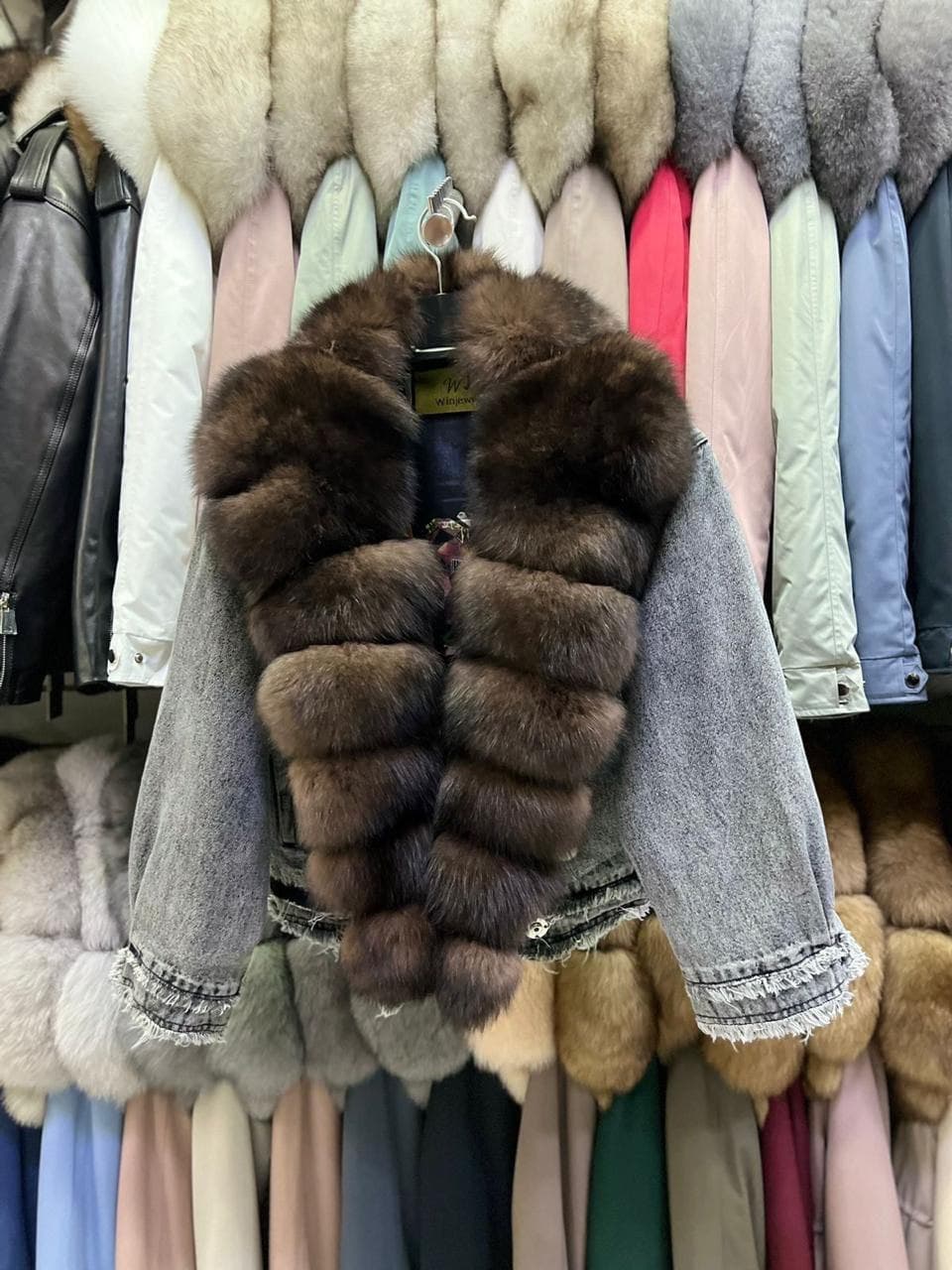 Джинсовка оверсайз серая с мехом песца под соболь