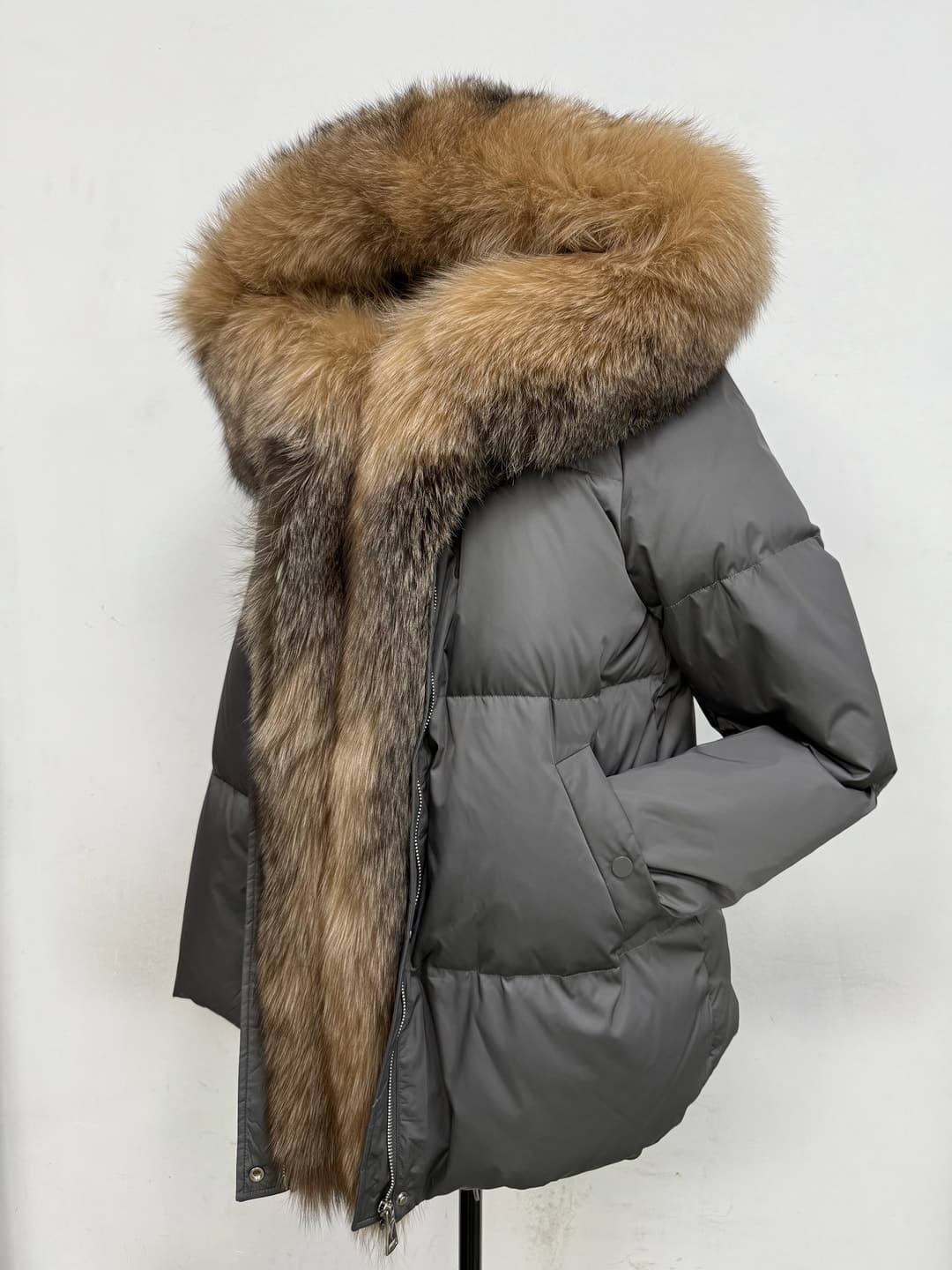 Пуховик графит с мехом лисы голден фрост оверсайз 75 см — фото 8